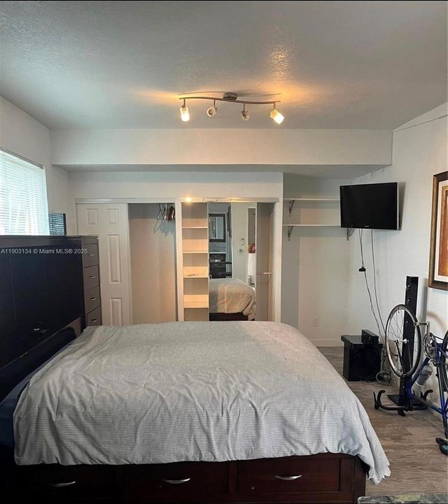 Recently Rented: $1,295 (0 beds, 1 baths, 1784 Square Feet)