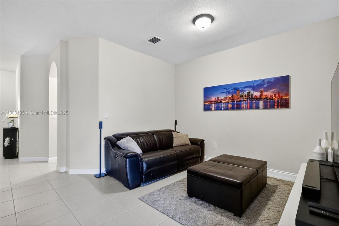 Activo con contrato: $620,000 (3 camas, 2 baños, 1704 Pies cuadrados)