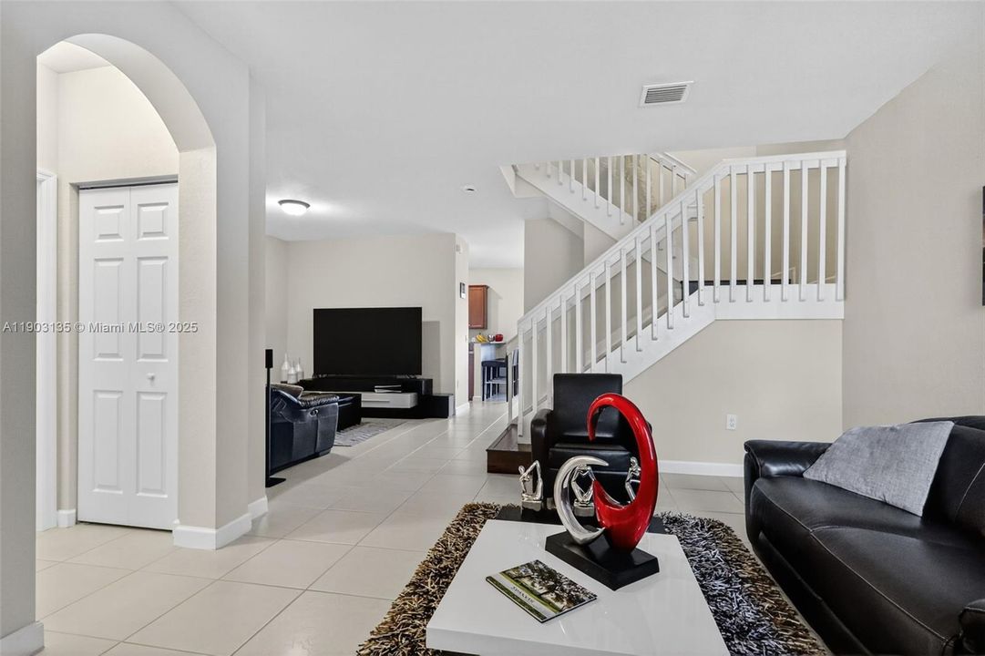 Activo con contrato: $620,000 (3 camas, 2 baños, 1704 Pies cuadrados)