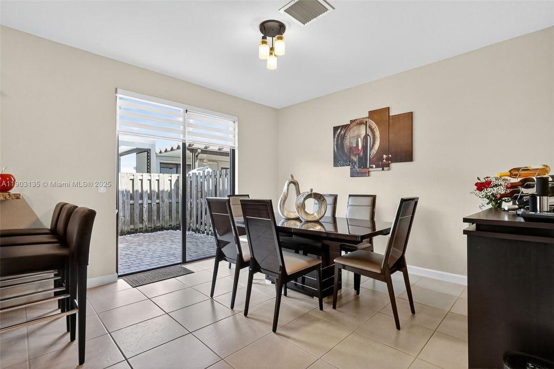 Activo con contrato: $620,000 (3 camas, 2 baños, 1704 Pies cuadrados)