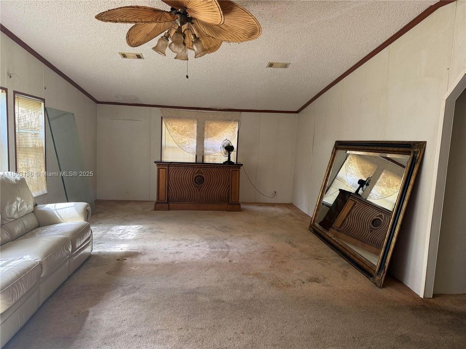 待售: $375,000 (7.42 acres)