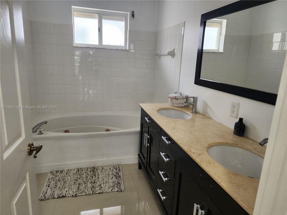 В аренду: $4,500 (4 спален, 3 ванн, 1898 Квадратных фут)