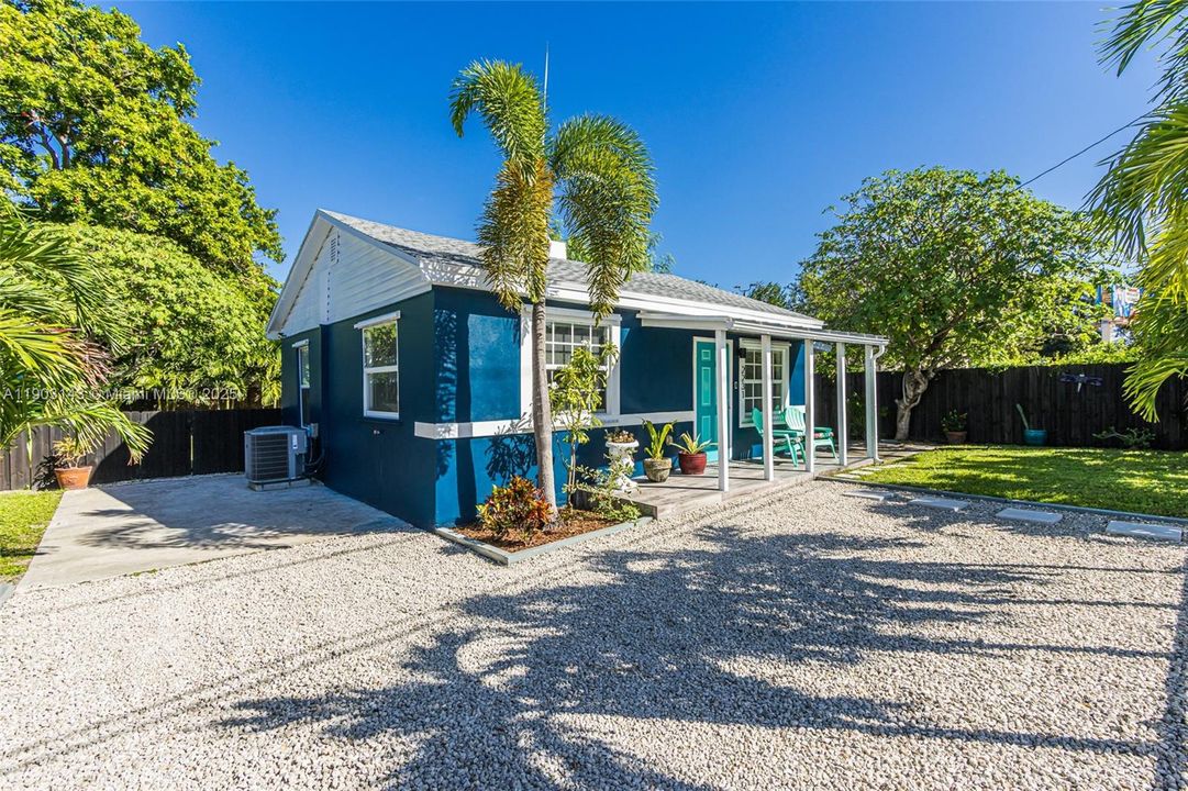 待售: $419,900 (3 贝兹, 1 浴室, 824 平方英尺)