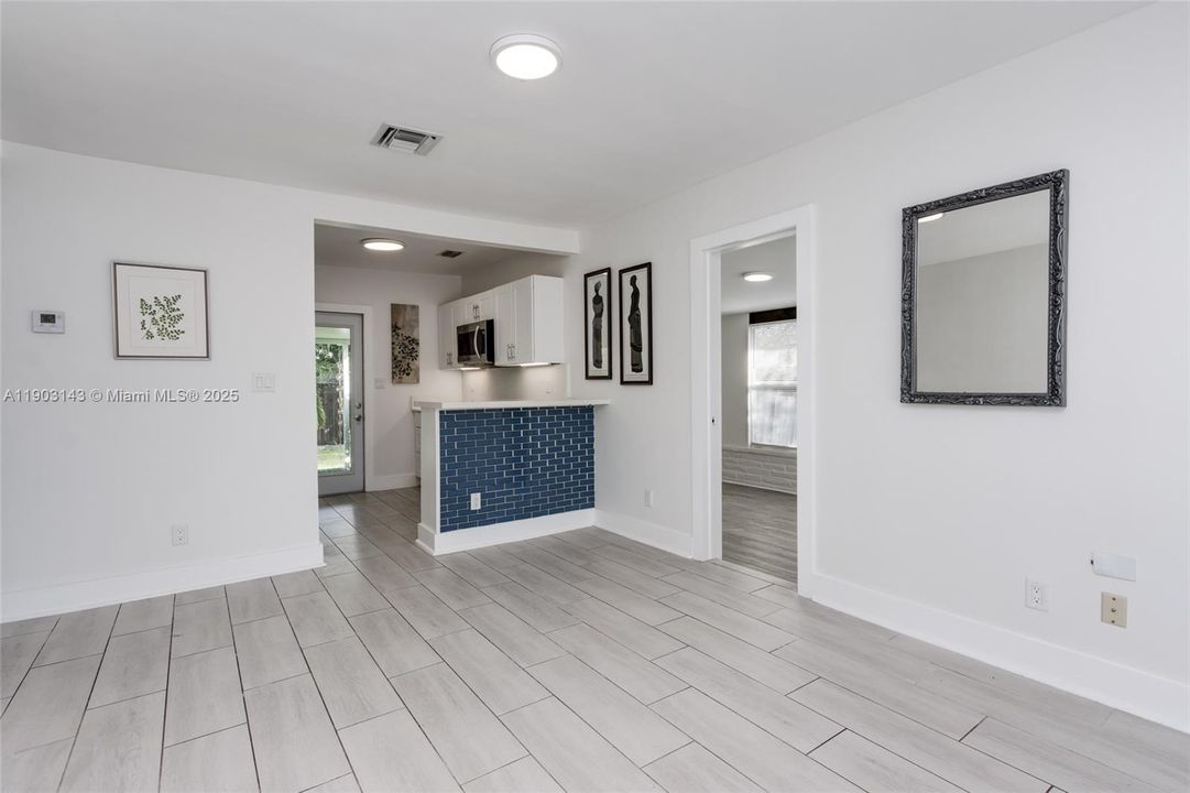 待售: $419,900 (3 贝兹, 1 浴室, 824 平方英尺)