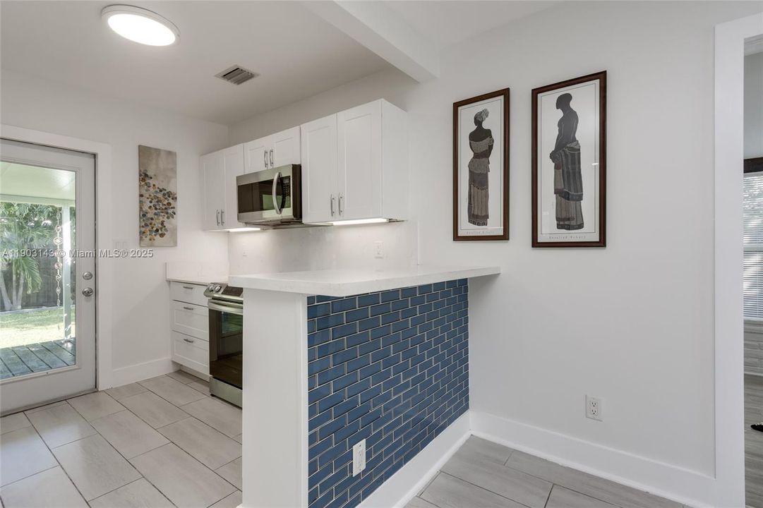 待售: $419,900 (3 贝兹, 1 浴室, 824 平方英尺)