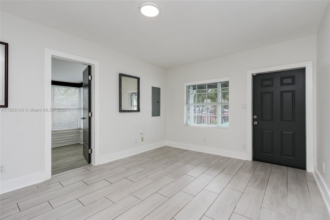 待售: $419,900 (3 贝兹, 1 浴室, 824 平方英尺)