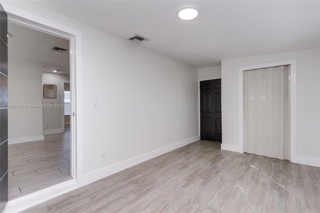 待售: $419,900 (3 贝兹, 1 浴室, 824 平方英尺)