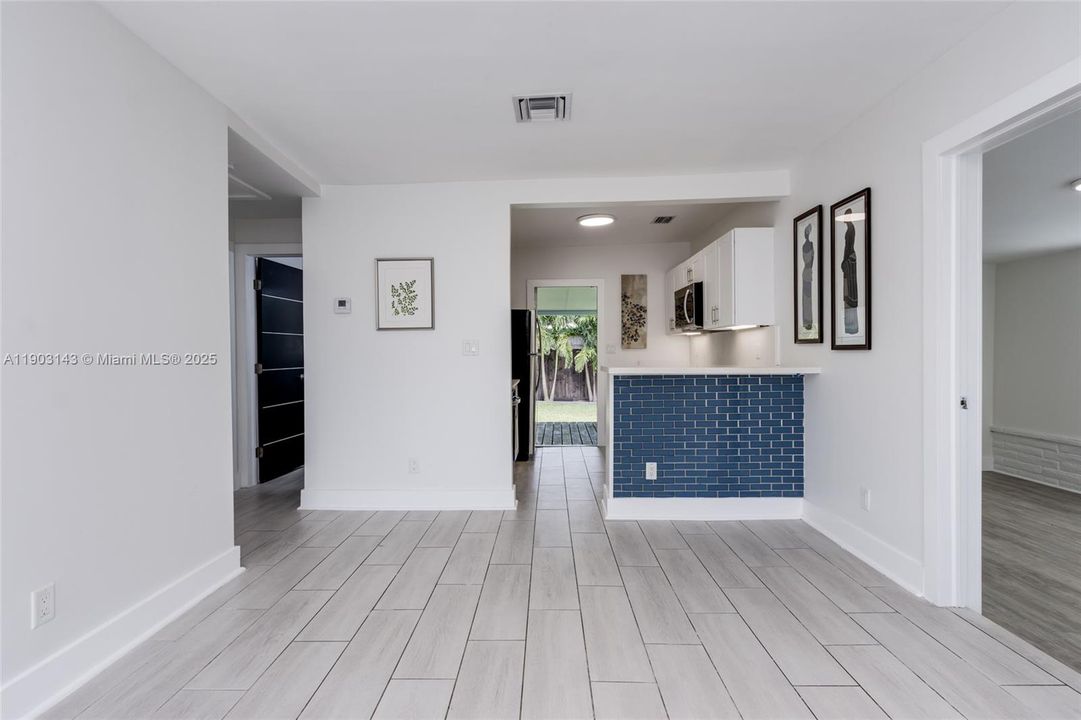 待售: $419,900 (3 贝兹, 1 浴室, 824 平方英尺)