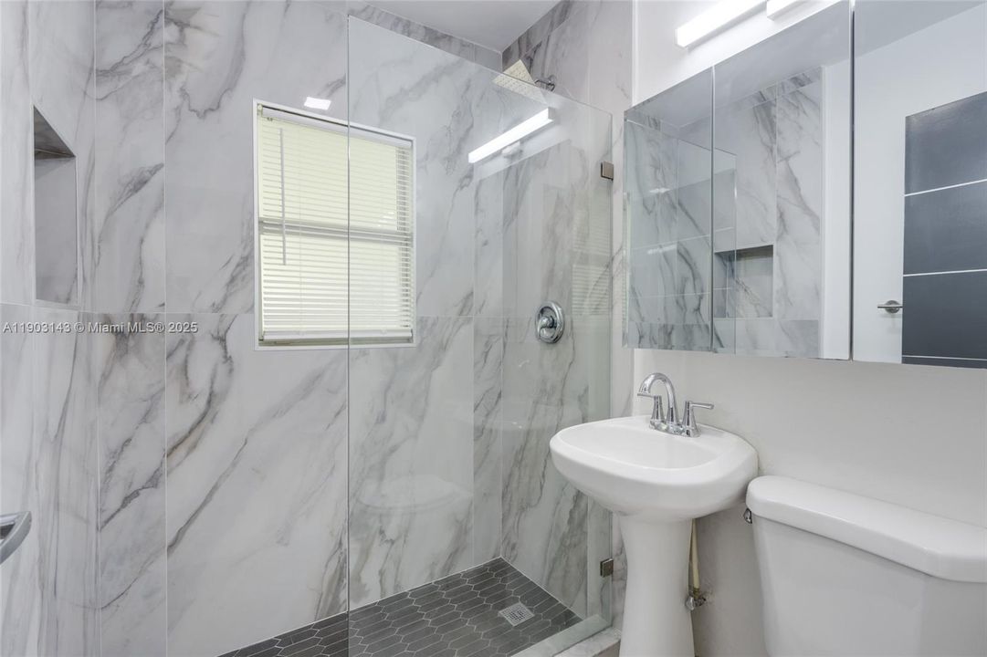 待售: $419,900 (3 贝兹, 1 浴室, 824 平方英尺)