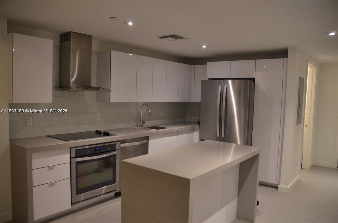 For Sale: $520,000 (1 beds, 1 baths, 865 Square Feet)