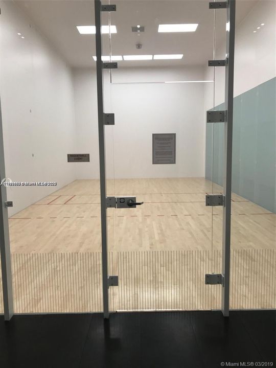 For Sale: $520,000 (1 beds, 1 baths, 865 Square Feet)