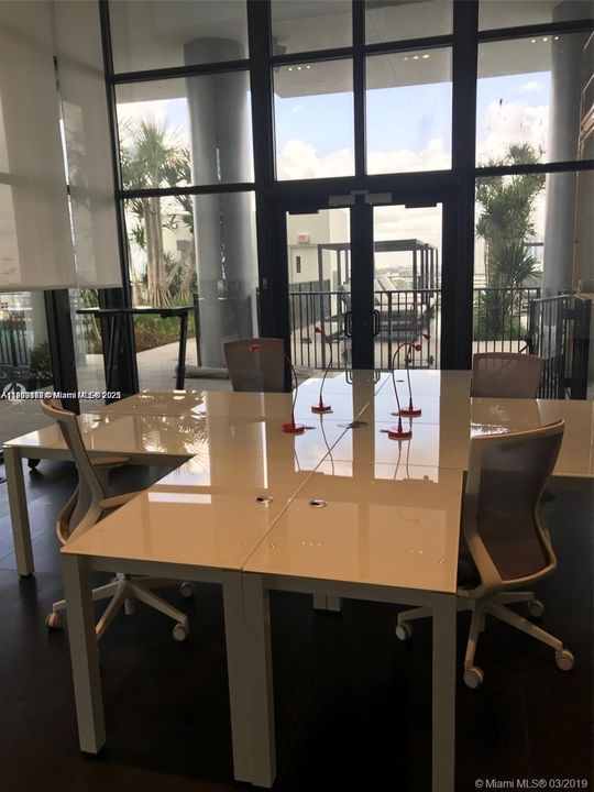 For Sale: $520,000 (1 beds, 1 baths, 865 Square Feet)