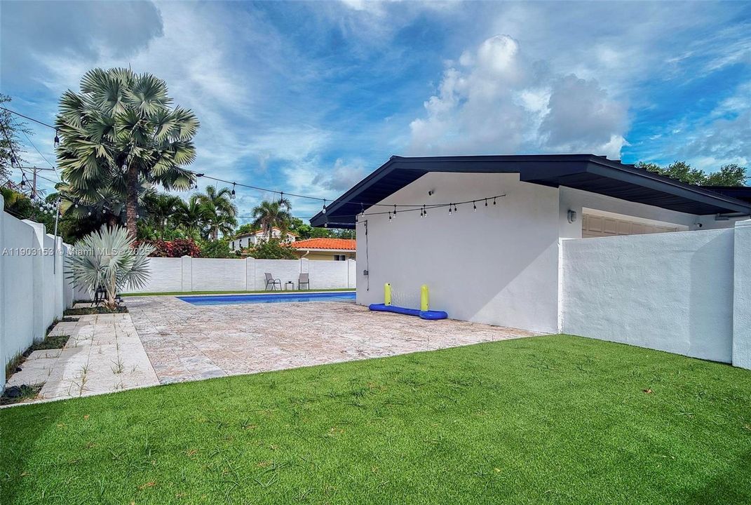 For Sale: $2,100,000 (4 beds, 3 baths, 2571 Square Feet)