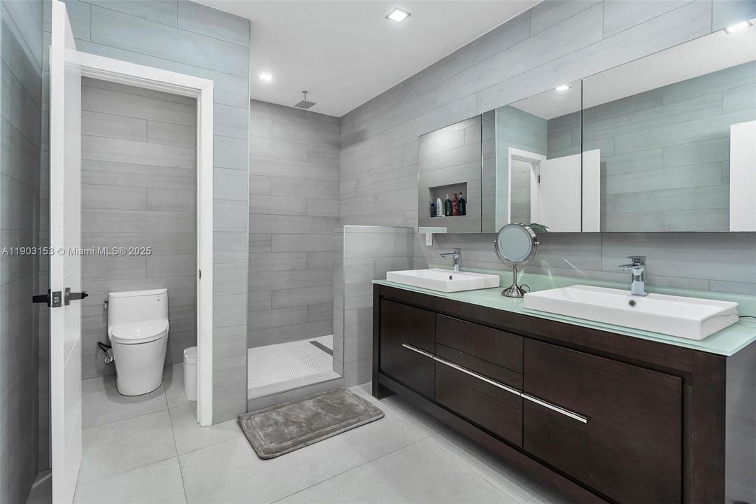 For Sale: $2,100,000 (4 beds, 3 baths, 2571 Square Feet)