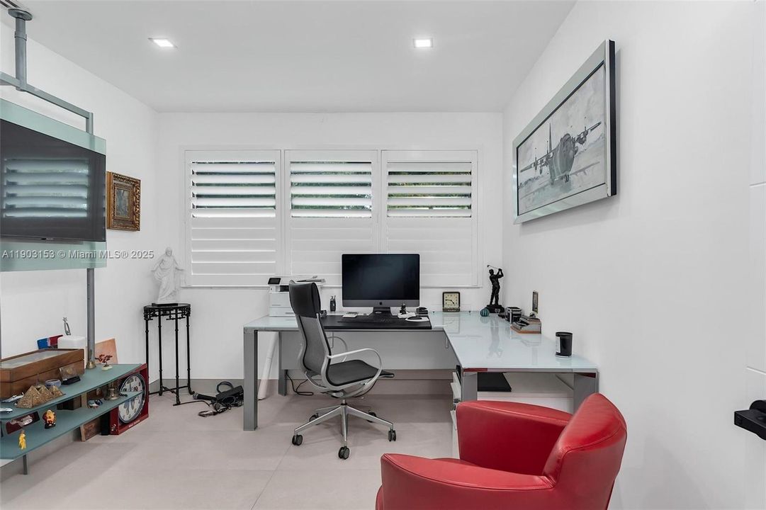 For Sale: $2,100,000 (4 beds, 3 baths, 2571 Square Feet)