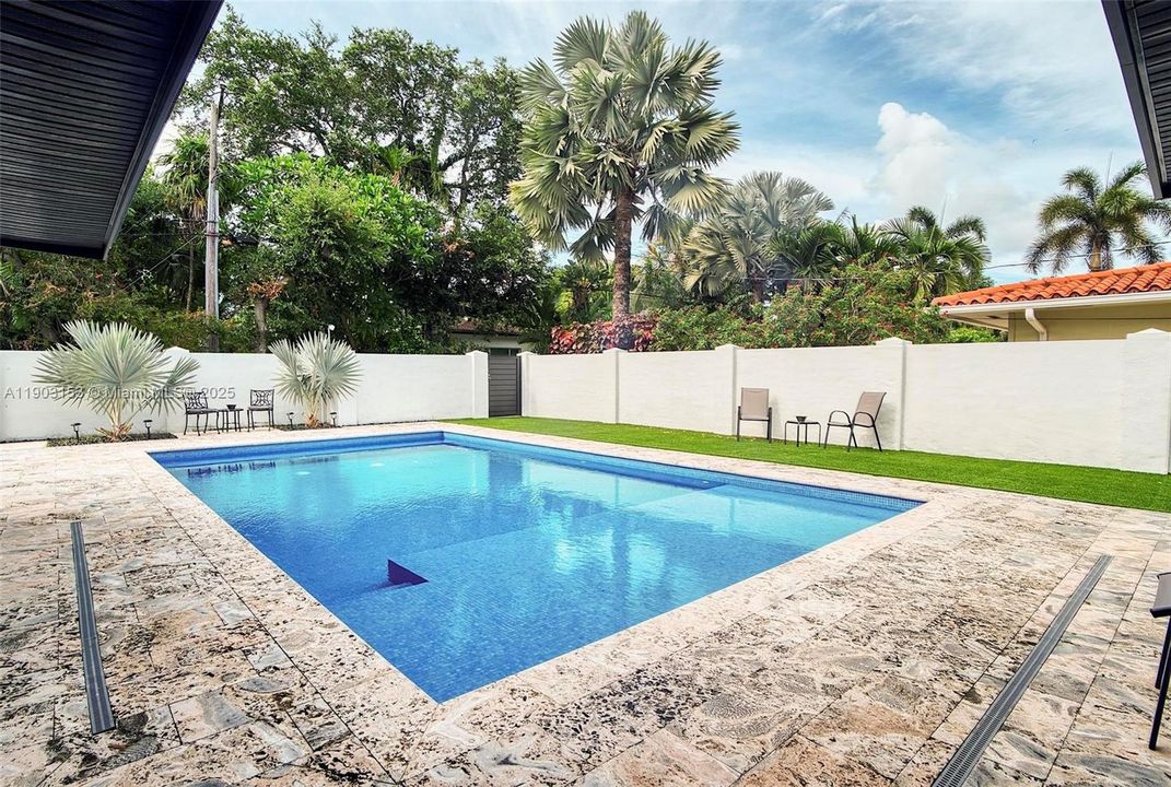 For Sale: $2,100,000 (4 beds, 3 baths, 2571 Square Feet)