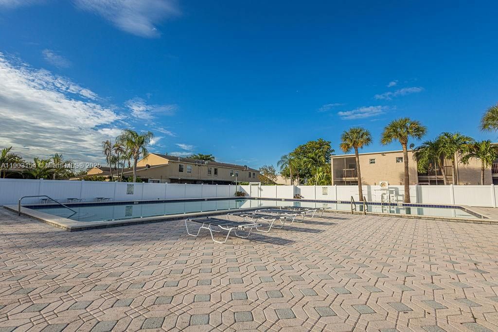 For Sale: $170,000 (1 beds, 1 baths, 850 Square Feet)