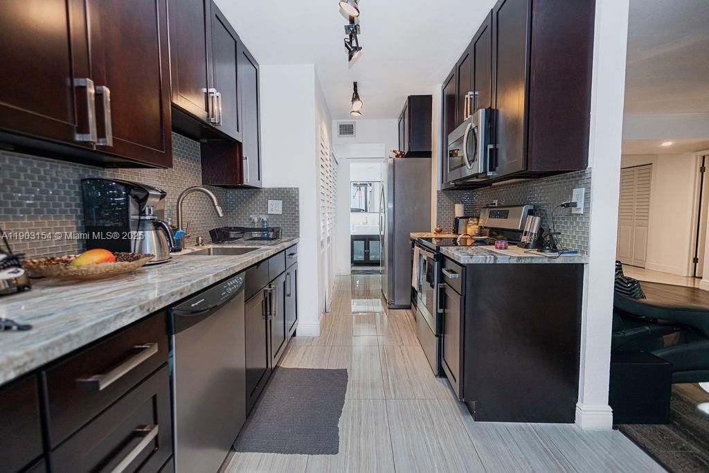 For Sale: $170,000 (1 beds, 1 baths, 850 Square Feet)