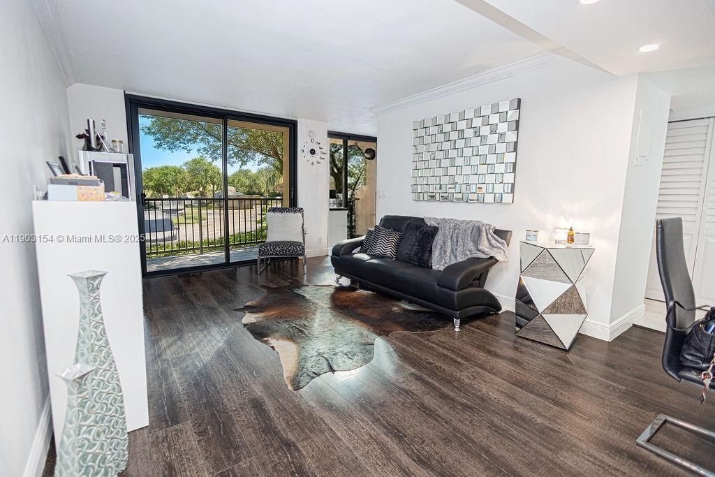 For Sale: $170,000 (1 beds, 1 baths, 850 Square Feet)