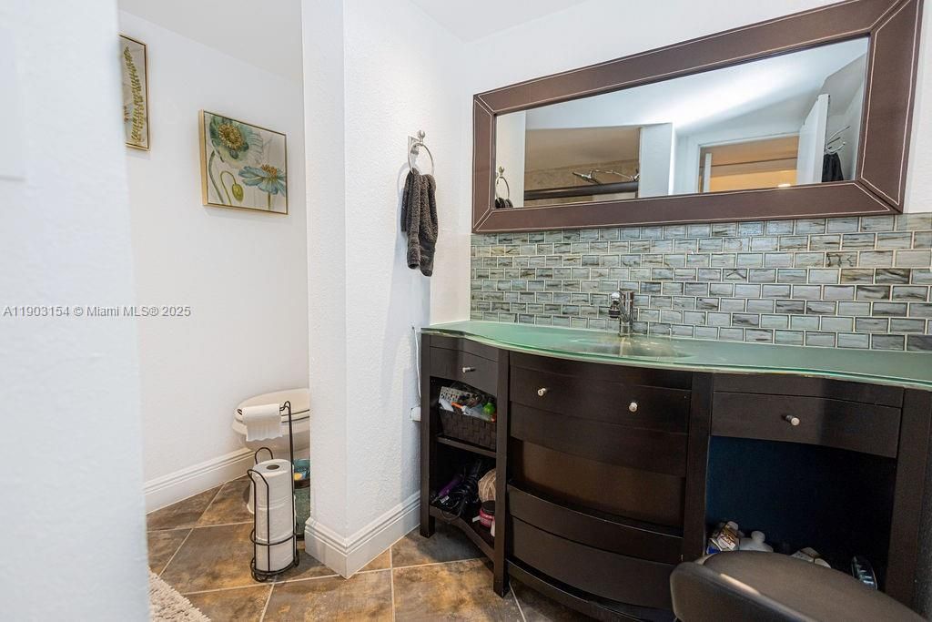 For Sale: $170,000 (1 beds, 1 baths, 850 Square Feet)