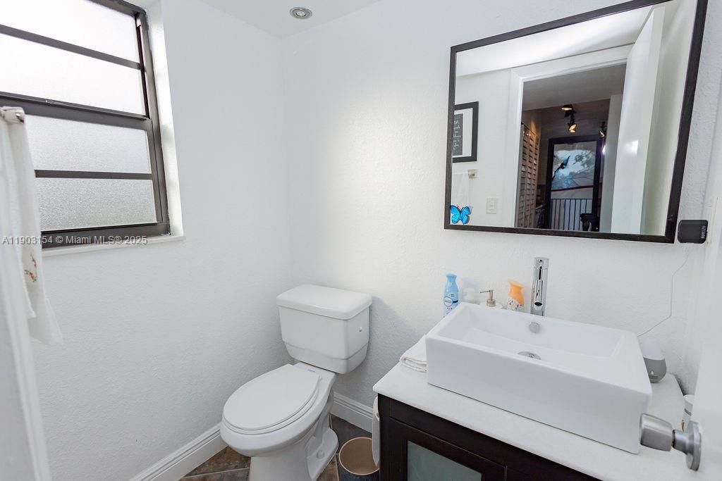 For Sale: $170,000 (1 beds, 1 baths, 850 Square Feet)