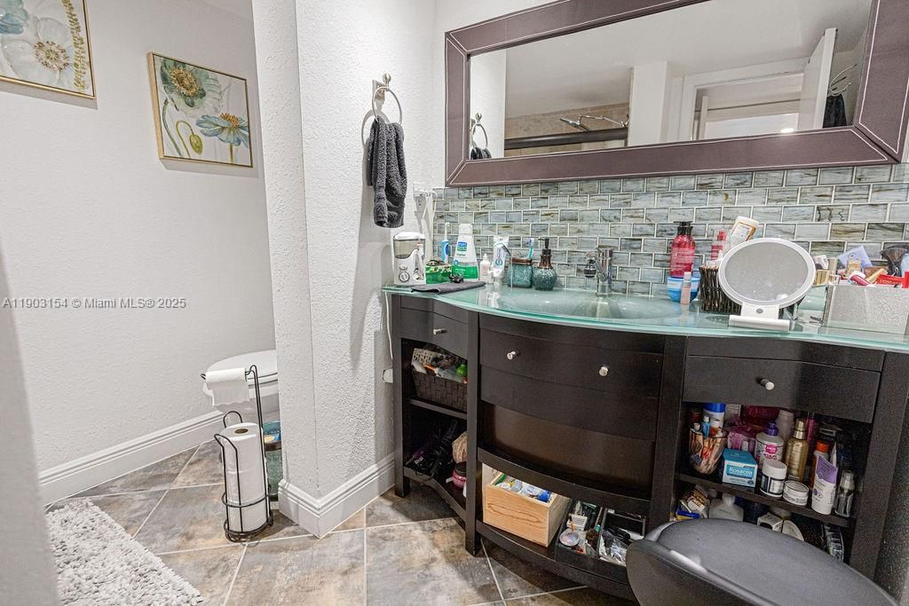 For Sale: $170,000 (1 beds, 1 baths, 850 Square Feet)