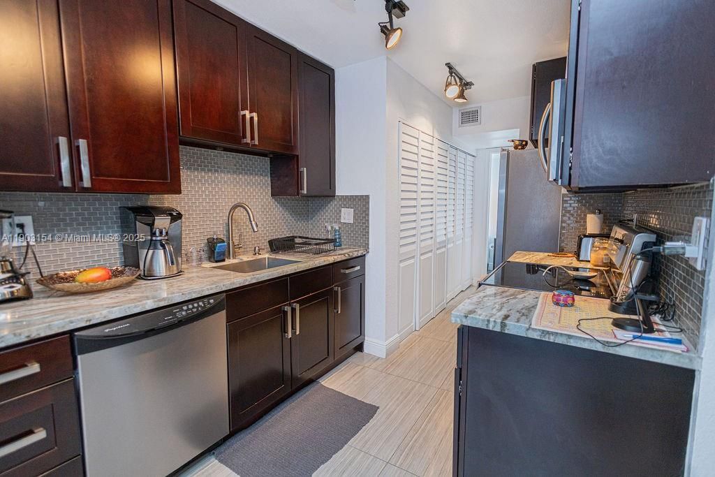 For Sale: $170,000 (1 beds, 1 baths, 850 Square Feet)