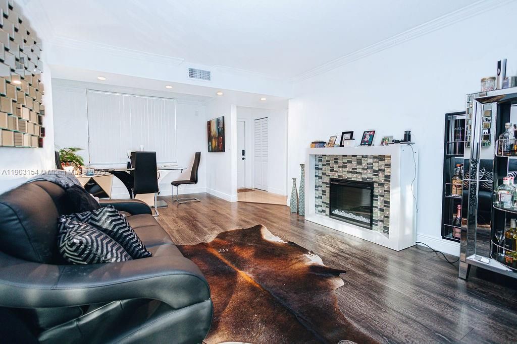 For Sale: $170,000 (1 beds, 1 baths, 850 Square Feet)