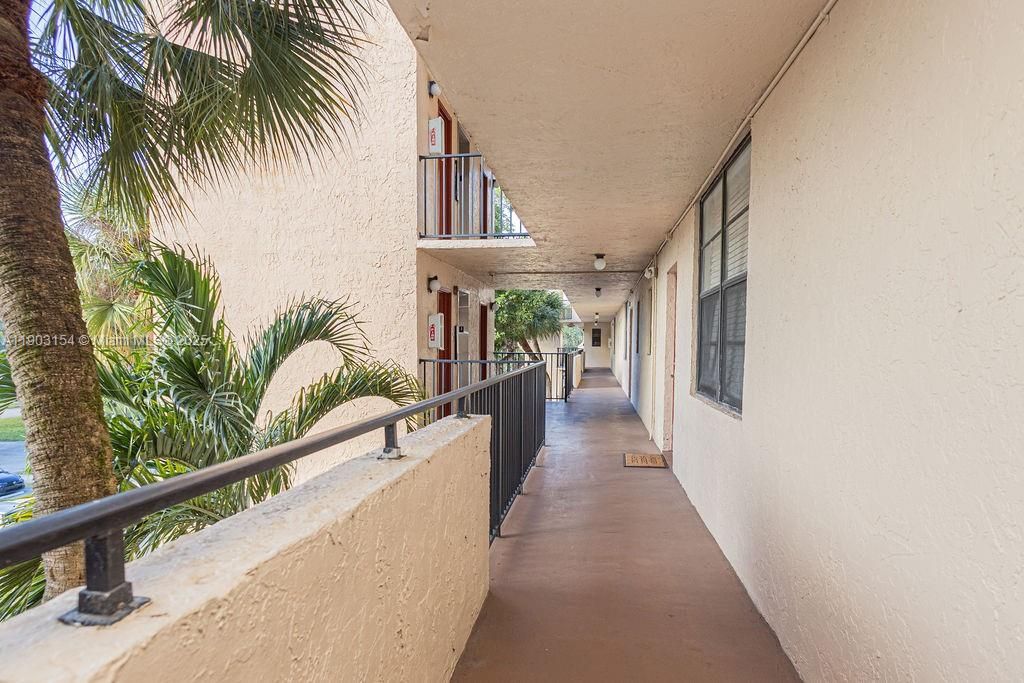 For Sale: $170,000 (1 beds, 1 baths, 850 Square Feet)