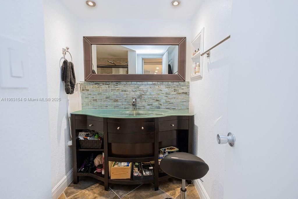 For Sale: $170,000 (1 beds, 1 baths, 850 Square Feet)