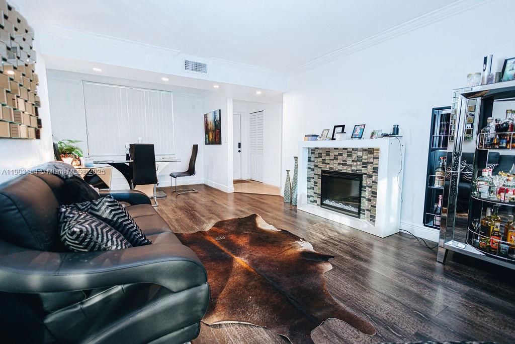 For Sale: $170,000 (1 beds, 1 baths, 850 Square Feet)