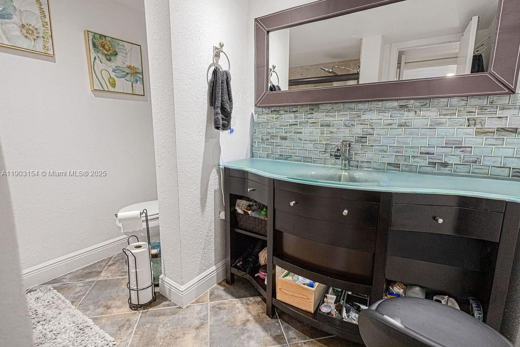 For Sale: $170,000 (1 beds, 1 baths, 850 Square Feet)