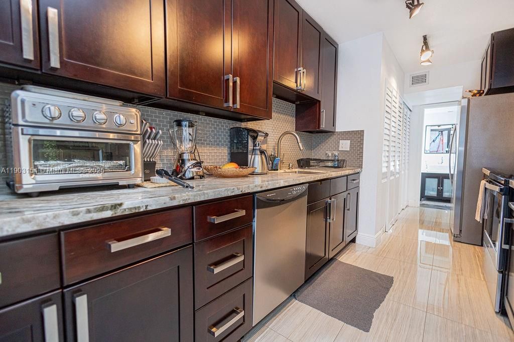 For Sale: $170,000 (1 beds, 1 baths, 850 Square Feet)