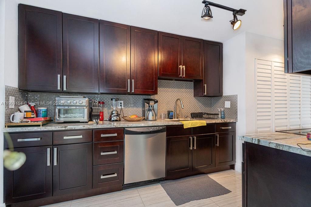 For Sale: $170,000 (1 beds, 1 baths, 850 Square Feet)