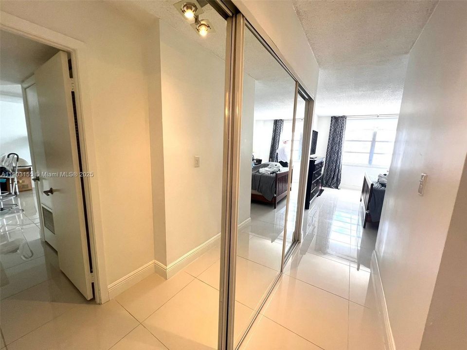 For Sale: $259,000 (1 beds, 1 baths, 887 Square Feet)