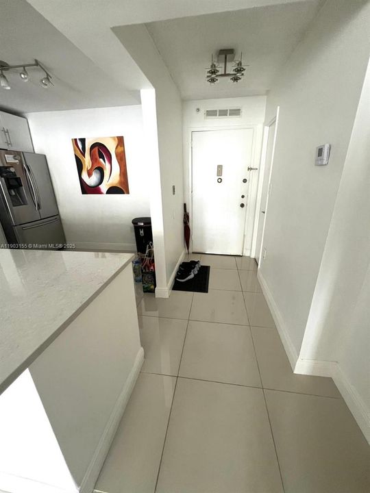 For Sale: $259,000 (1 beds, 1 baths, 887 Square Feet)