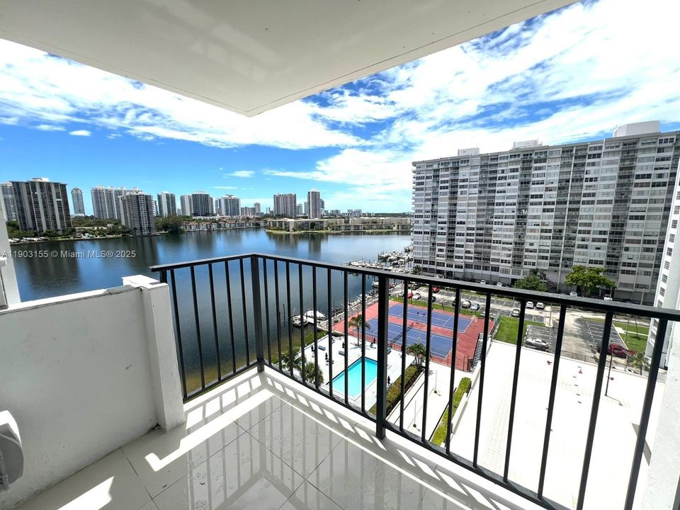 For Sale: $259,000 (1 beds, 1 baths, 887 Square Feet)