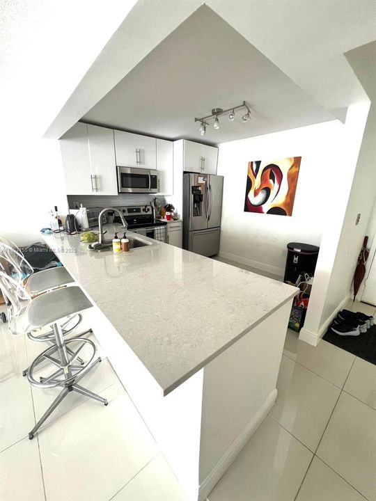 For Sale: $259,000 (1 beds, 1 baths, 887 Square Feet)