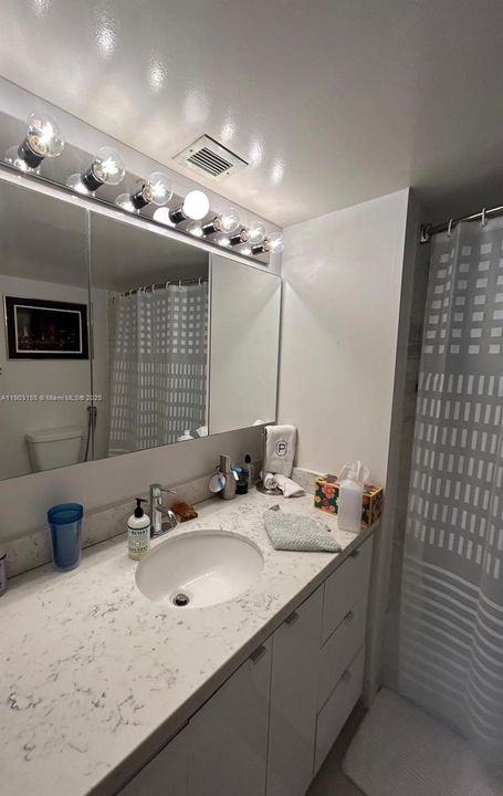 For Sale: $259,000 (1 beds, 1 baths, 887 Square Feet)