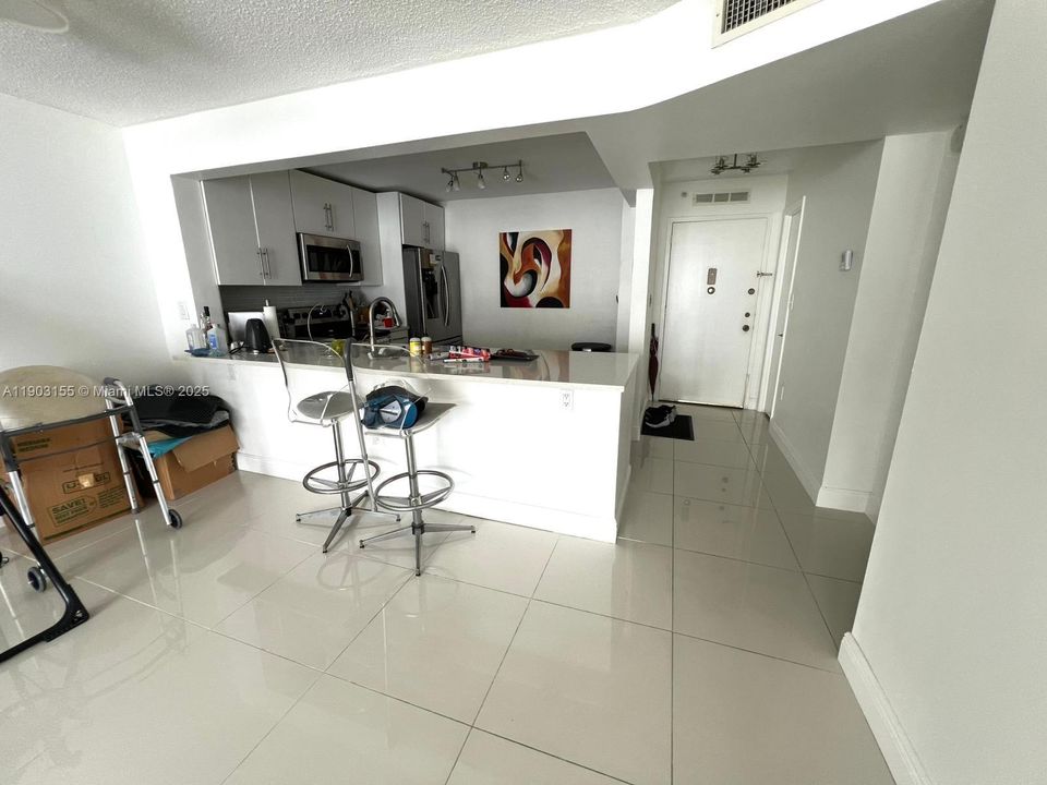 For Sale: $259,000 (1 beds, 1 baths, 887 Square Feet)