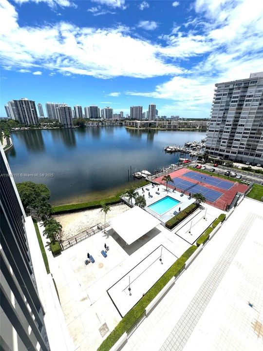 For Sale: $259,000 (1 beds, 1 baths, 887 Square Feet)