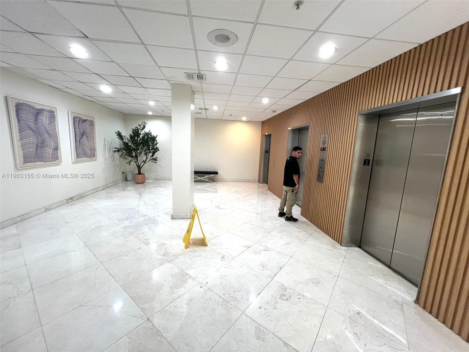 For Sale: $259,000 (1 beds, 1 baths, 887 Square Feet)