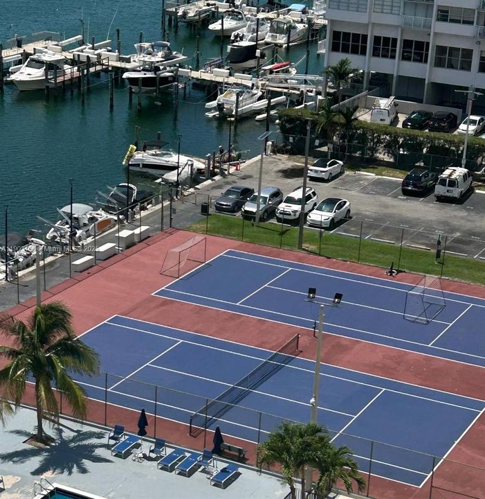 For Sale: $259,000 (1 beds, 1 baths, 887 Square Feet)