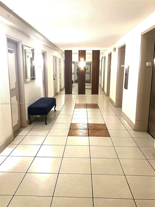 For Sale: $259,000 (1 beds, 1 baths, 887 Square Feet)