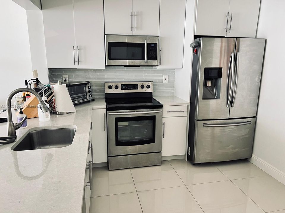 For Sale: $259,000 (1 beds, 1 baths, 887 Square Feet)