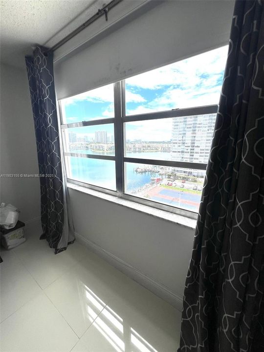 For Sale: $259,000 (1 beds, 1 baths, 887 Square Feet)