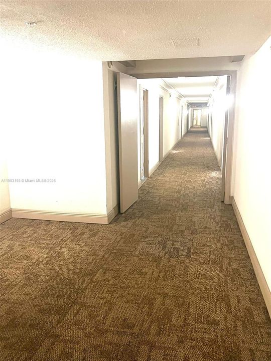 For Sale: $259,000 (1 beds, 1 baths, 887 Square Feet)