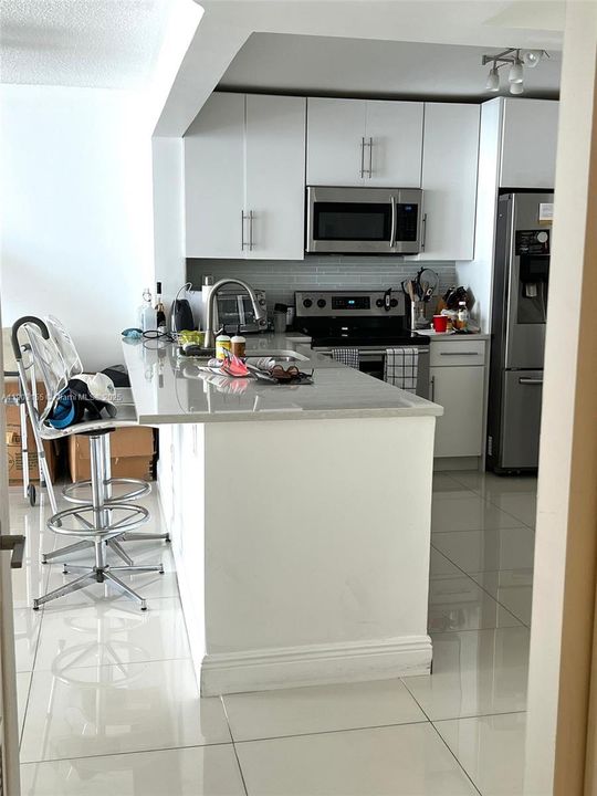 For Sale: $259,000 (1 beds, 1 baths, 887 Square Feet)