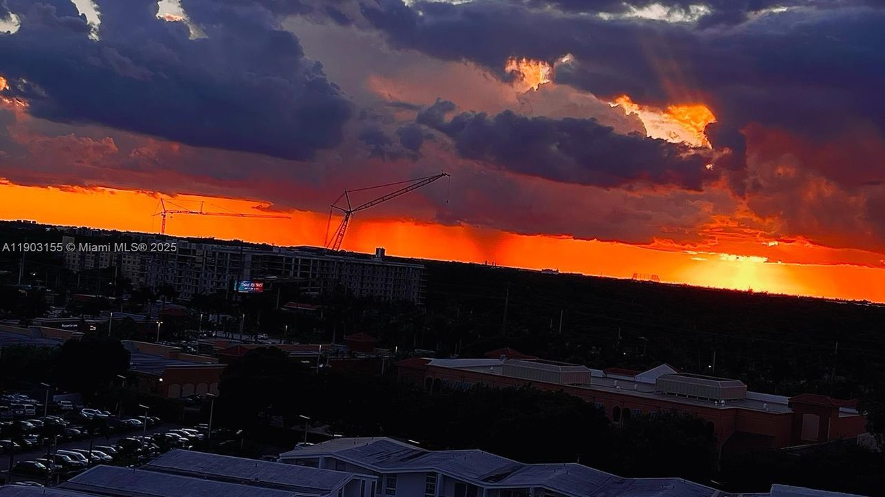 For Sale: $259,000 (1 beds, 1 baths, 887 Square Feet)