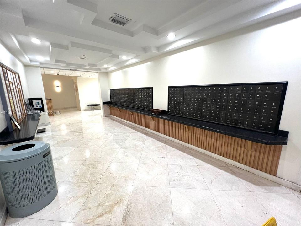 For Sale: $259,000 (1 beds, 1 baths, 887 Square Feet)